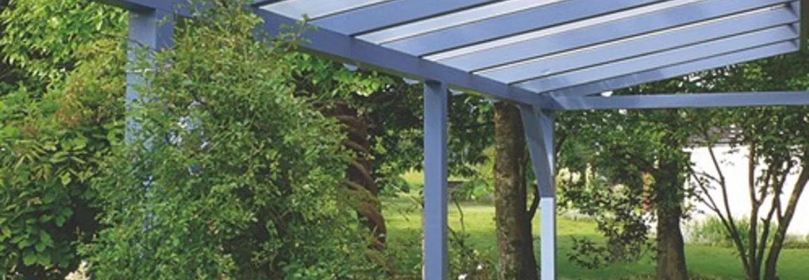 Überdachte Terrasse mit Holzboden